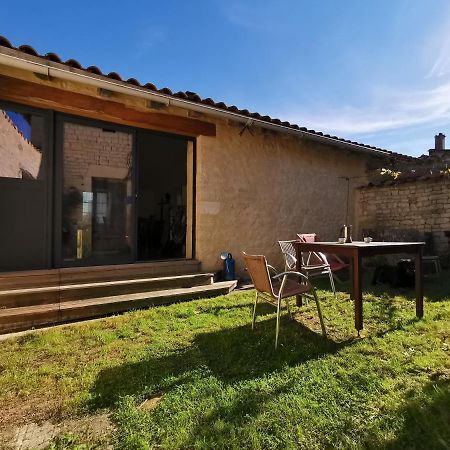 La Maison De Thomas Saint-Amant-de-Boixe ภายนอก รูปภาพ