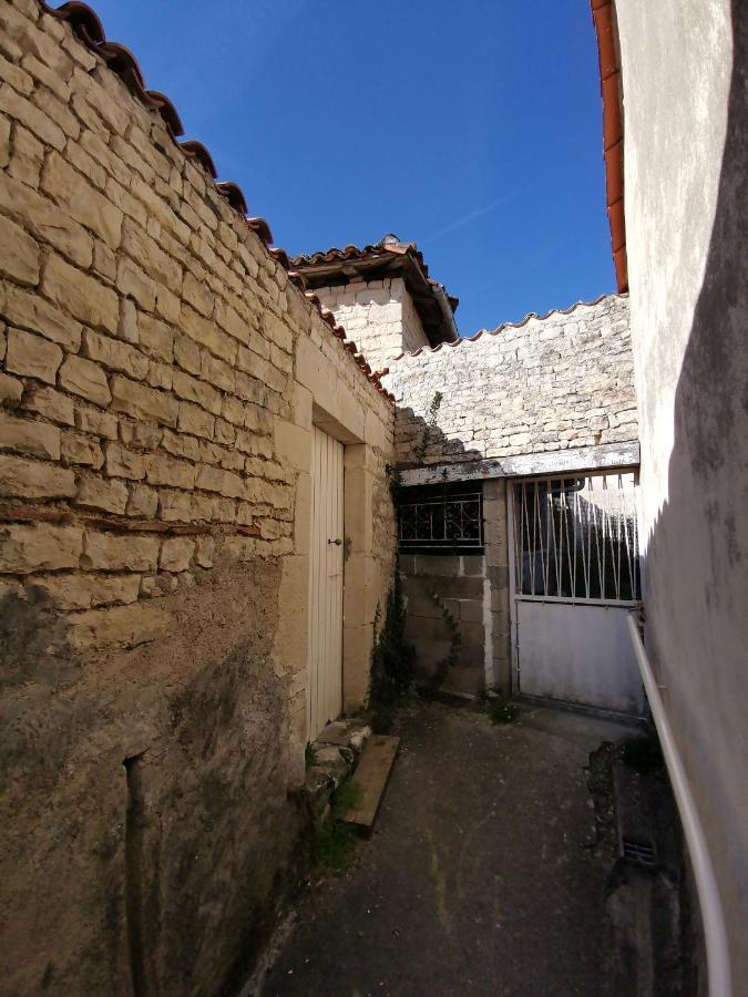 La Maison De Thomas Saint-Amant-de-Boixe ภายนอก รูปภาพ
