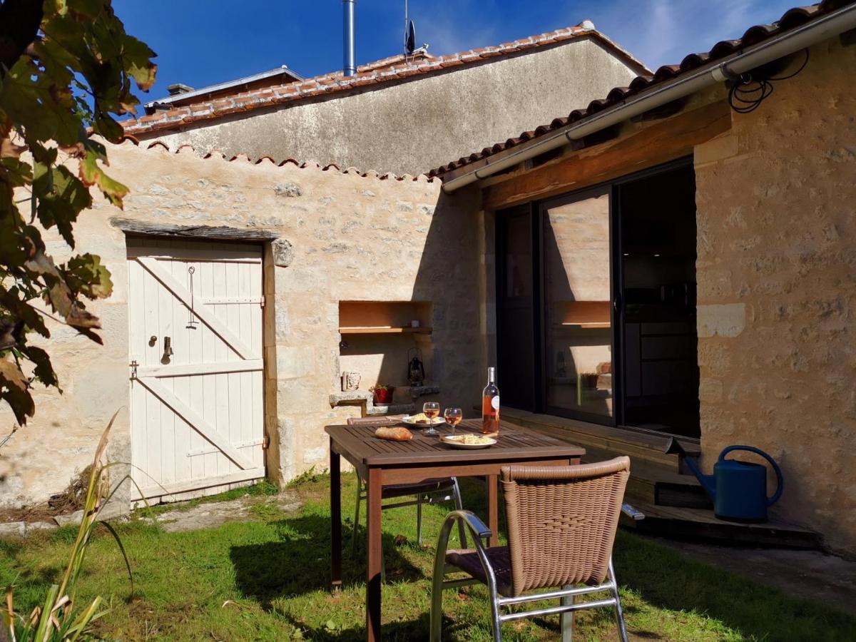 La Maison De Thomas Saint-Amant-de-Boixe ภายนอก รูปภาพ