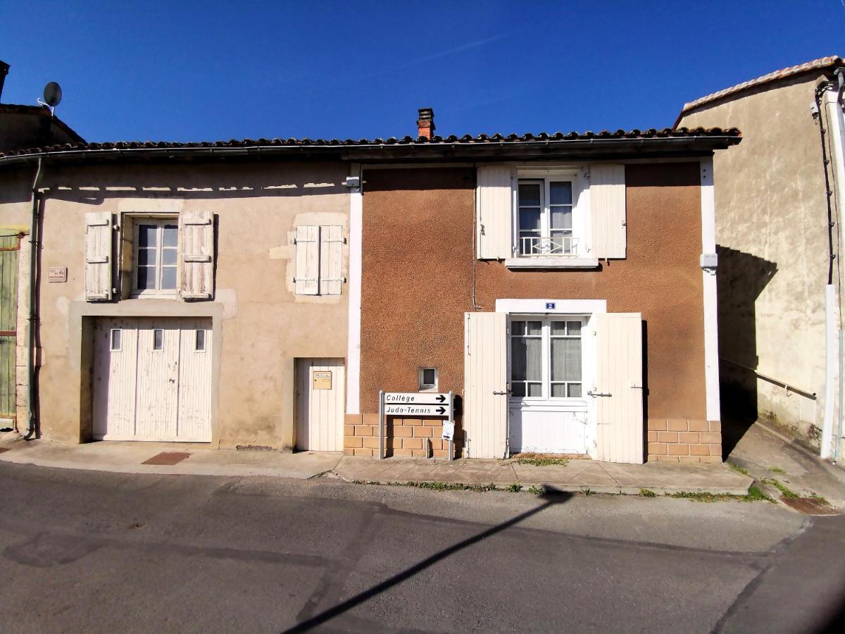 La Maison De Thomas Saint-Amant-de-Boixe ภายนอก รูปภาพ