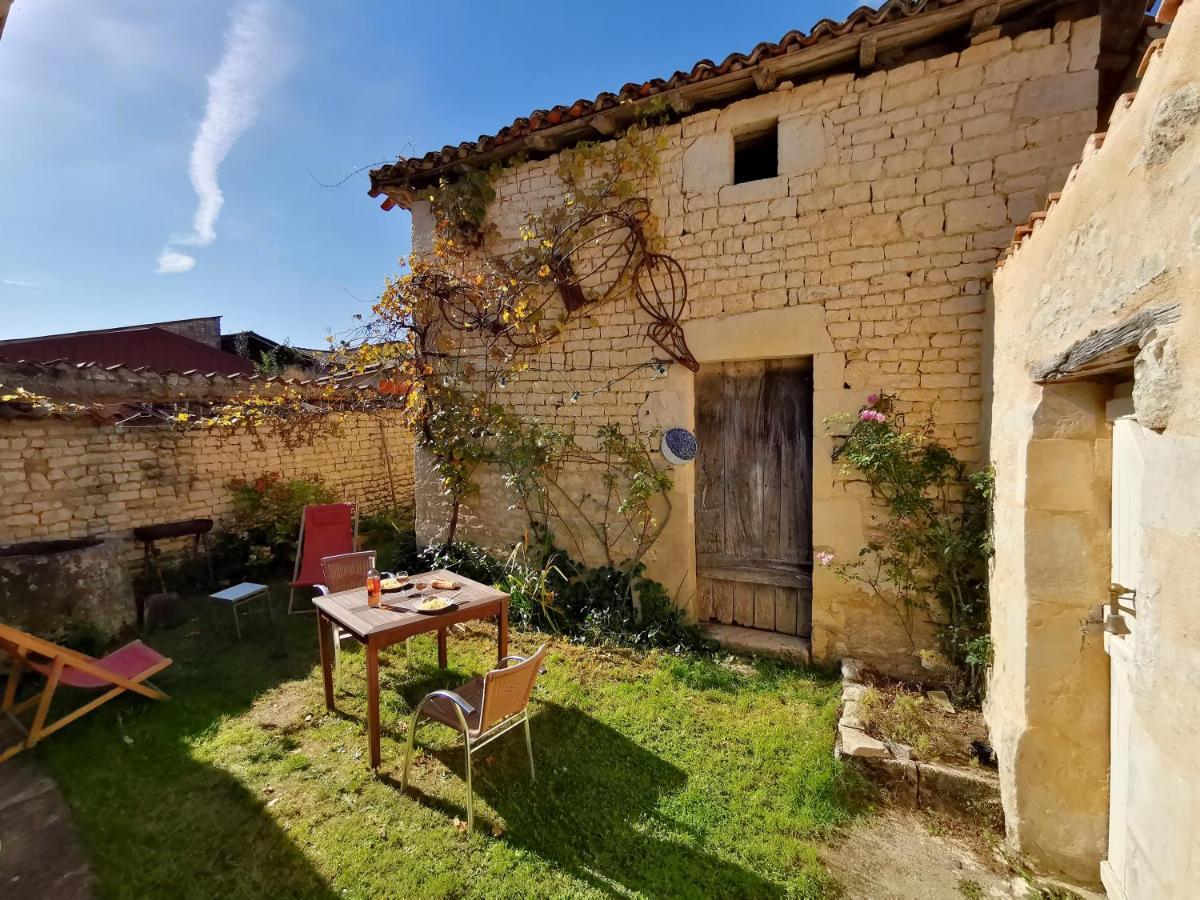La Maison De Thomas Saint-Amant-de-Boixe ภายนอก รูปภาพ