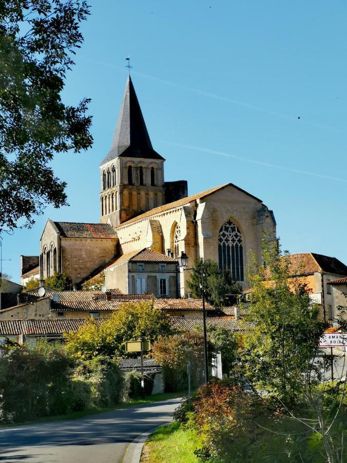 La Maison De Thomas Saint-Amant-de-Boixe ภายนอก รูปภาพ