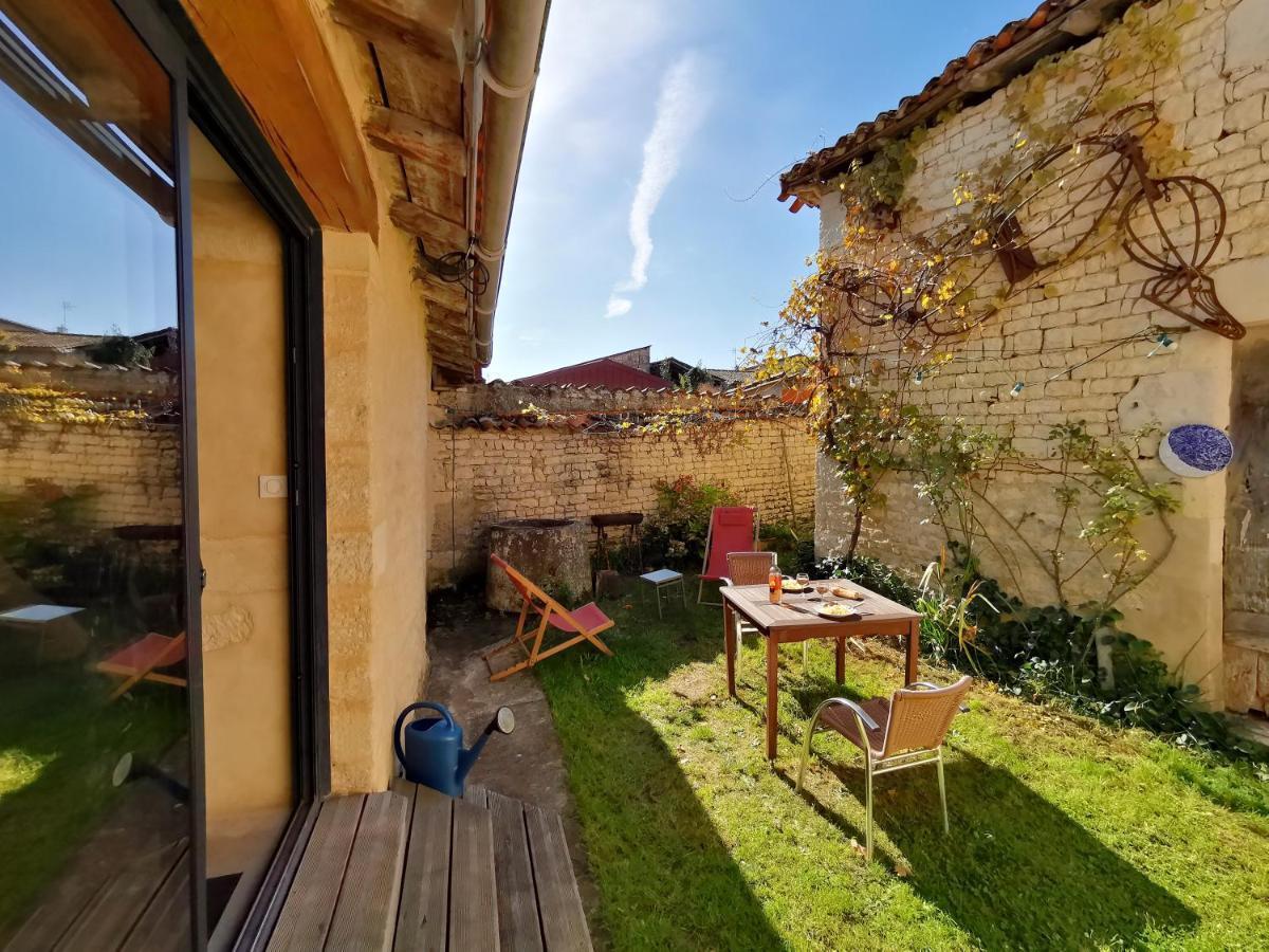 La Maison De Thomas Saint-Amant-de-Boixe ภายนอก รูปภาพ