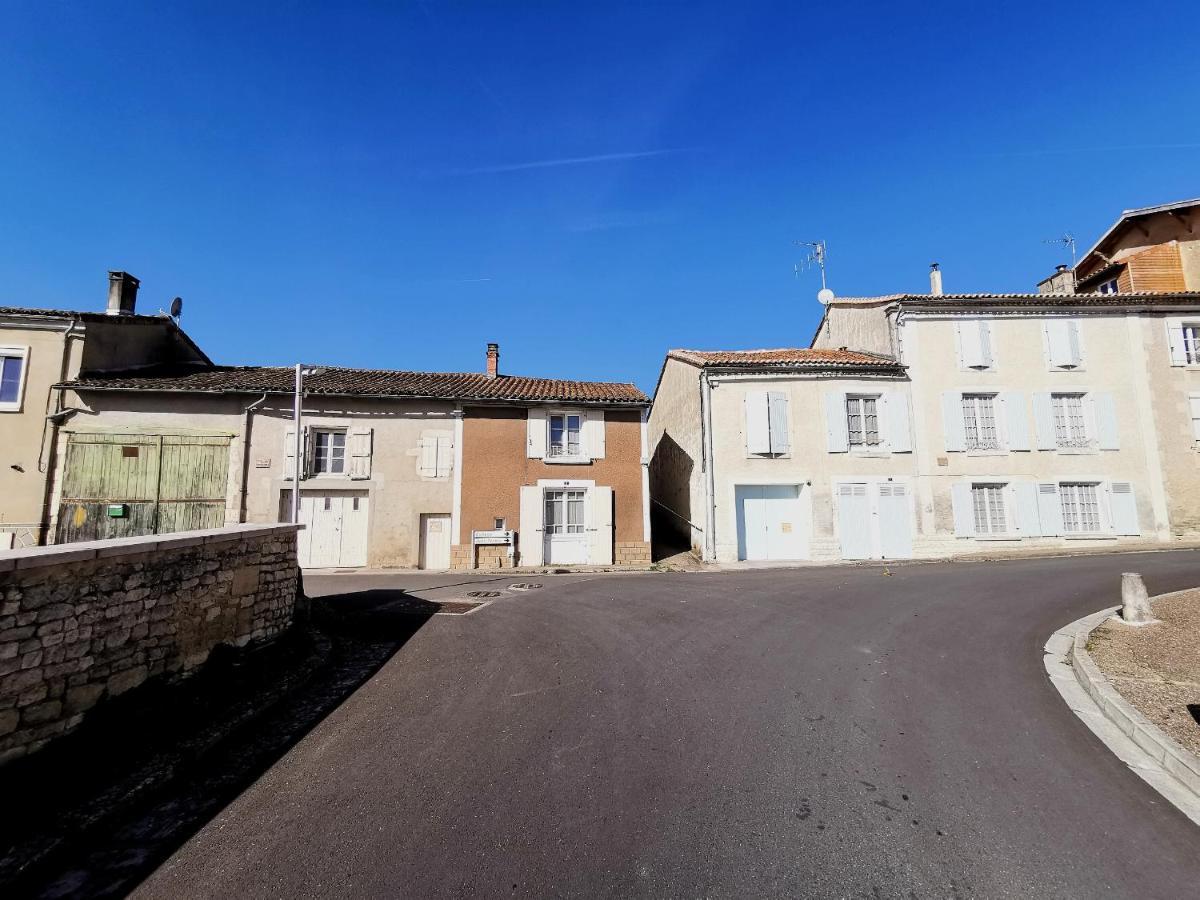 La Maison De Thomas Saint-Amant-de-Boixe ภายนอก รูปภาพ