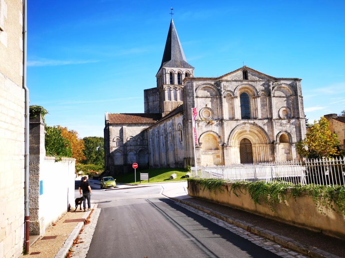 La Maison De Thomas Saint-Amant-de-Boixe ภายนอก รูปภาพ