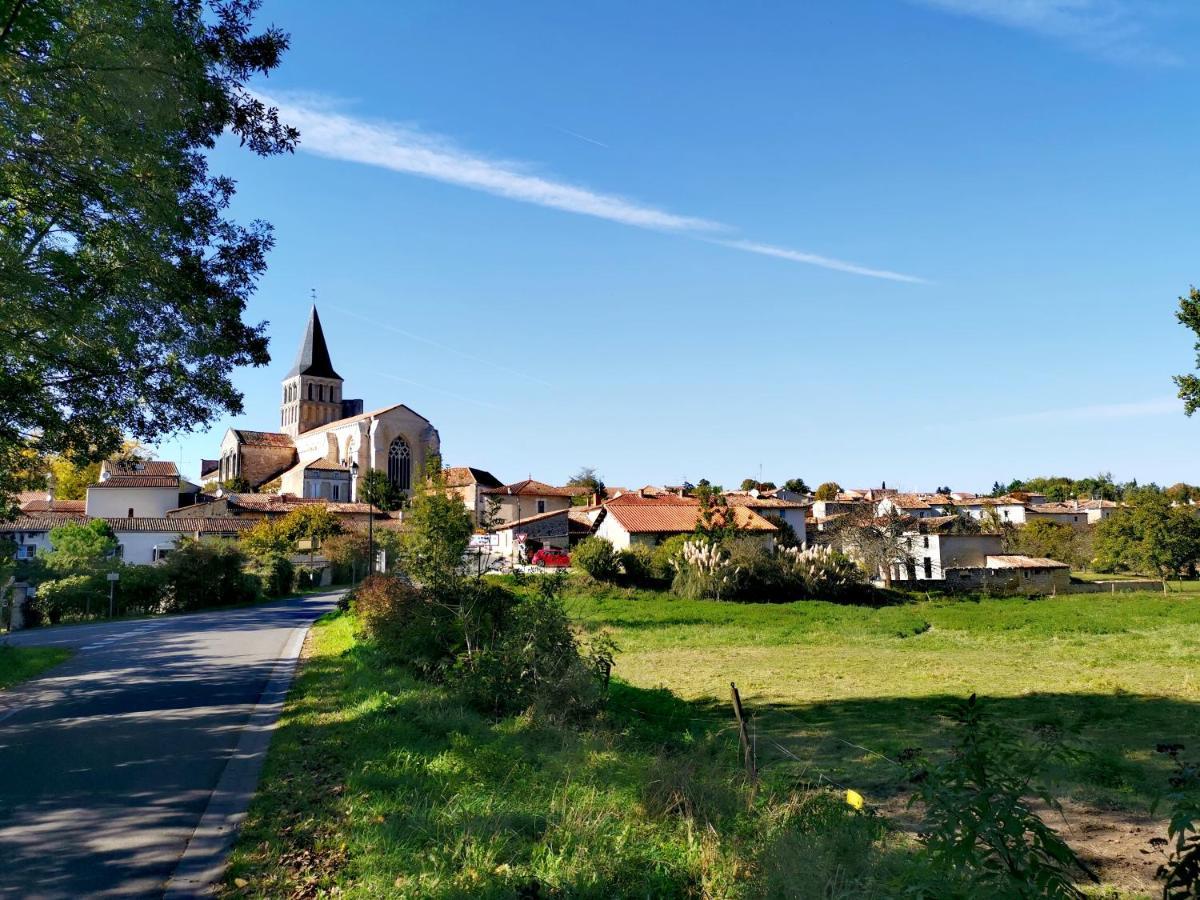 La Maison De Thomas Saint-Amant-de-Boixe ภายนอก รูปภาพ