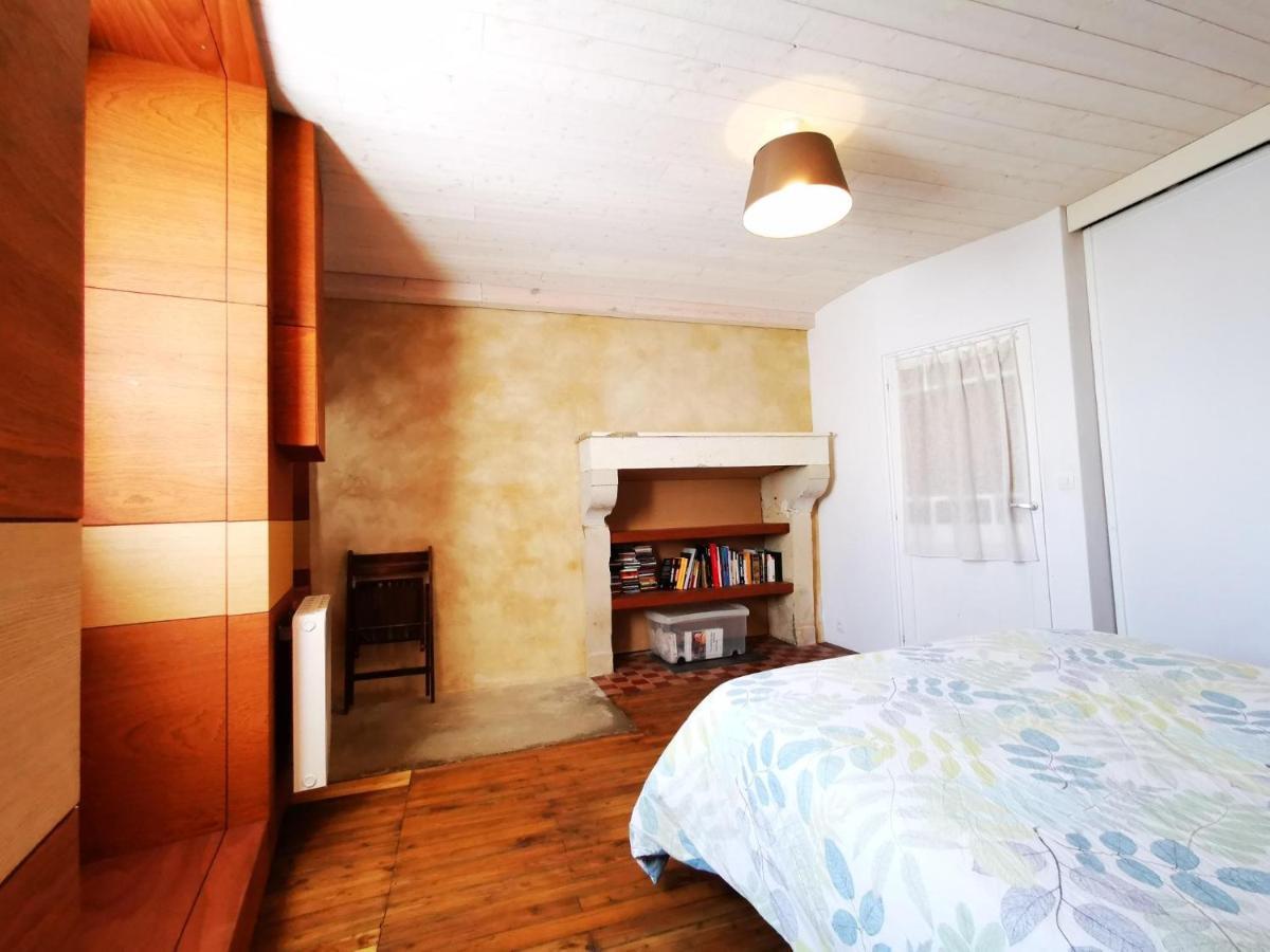 La Maison De Thomas Saint-Amant-de-Boixe ภายนอก รูปภาพ