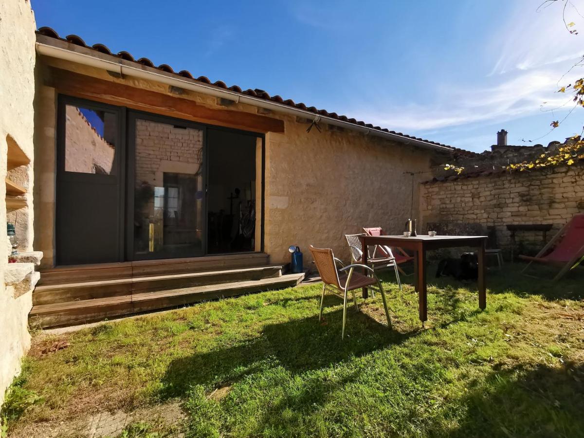 La Maison De Thomas Saint-Amant-de-Boixe ภายนอก รูปภาพ